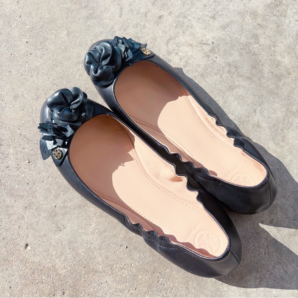 Tory Burch FLOWER Black Patent BALLET FLATS Size 8.5 - Picture 2 of 9